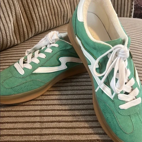 Green Women's Sneakers Madden Girl Brand 7.5 - gently worn in excellent shape - Picture 1 of 4